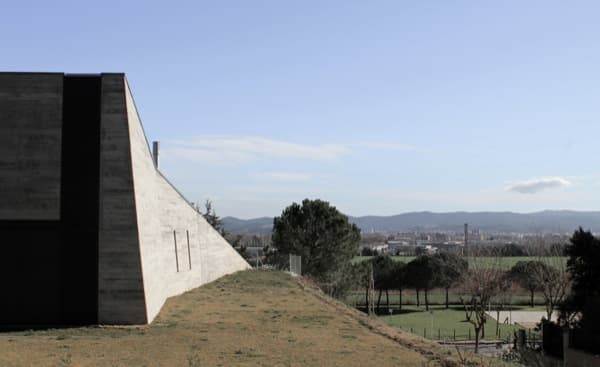 lateral-Casa-Montfulla-muros-hormigon