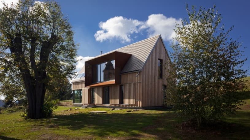 Casa Roprachtice: revestimiento de madera y mirador de acero exterior-Casa-de-campo-madera