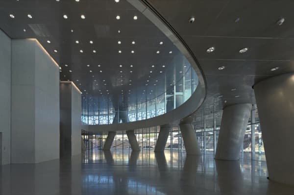 interior-torre-Burj-Doha-sala-doble-altura