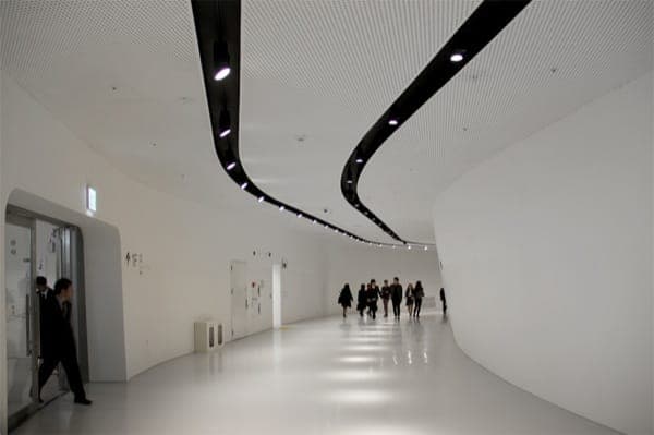 Zaha-Hadid-Dongdaemun-Seul-pasillo-interior