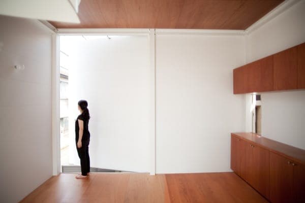 Small-House-Tokio-ventana-comedor