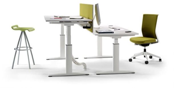 Mesa de escritorio elevable, con control eléctrico