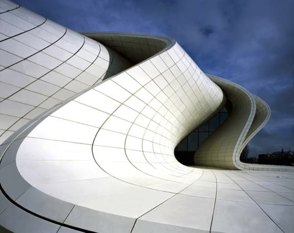 Heydar-Aliyev-Baku-Zaha-Hadid-pavimento-plaza-cubierta