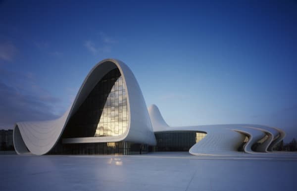 exterior-Heydar-Aliyev-Baku-Zaha-Hadid-al-atardecer