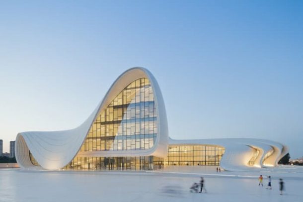 exterior-Heydar-Aliyev-Baku-Zaha-Hadid-anocheciendo