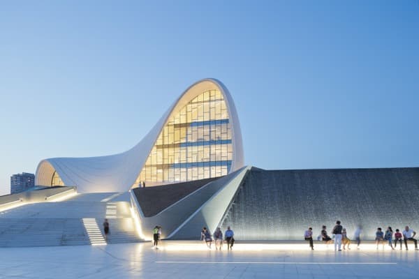 exterior-Heydar-Aliyev-Baku-Zaha-Hadid-escalinata