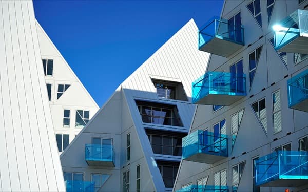 Apartamentos-Iceberg-Aarhus-vidrio-azul-balcones