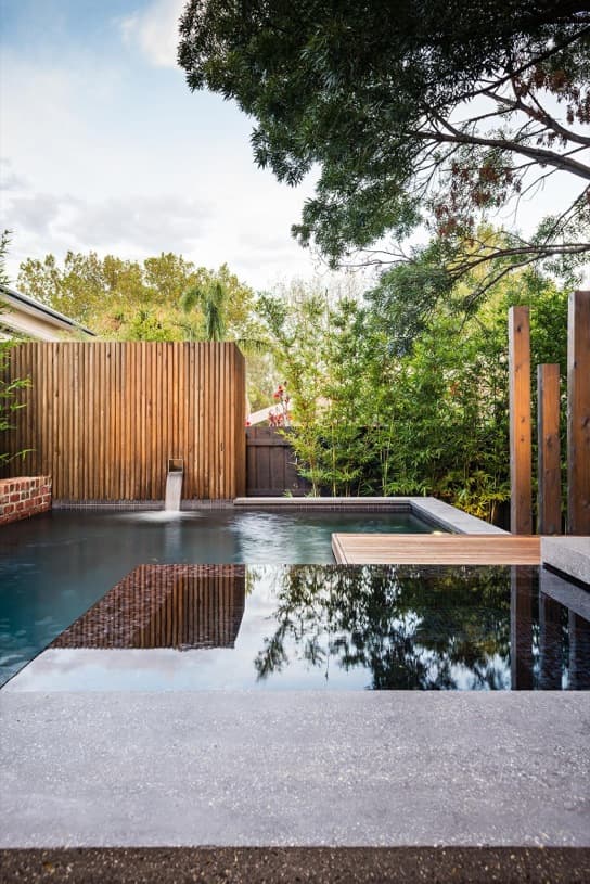 Patio trasero con piscina y barbacoa en una casa de Melbourne