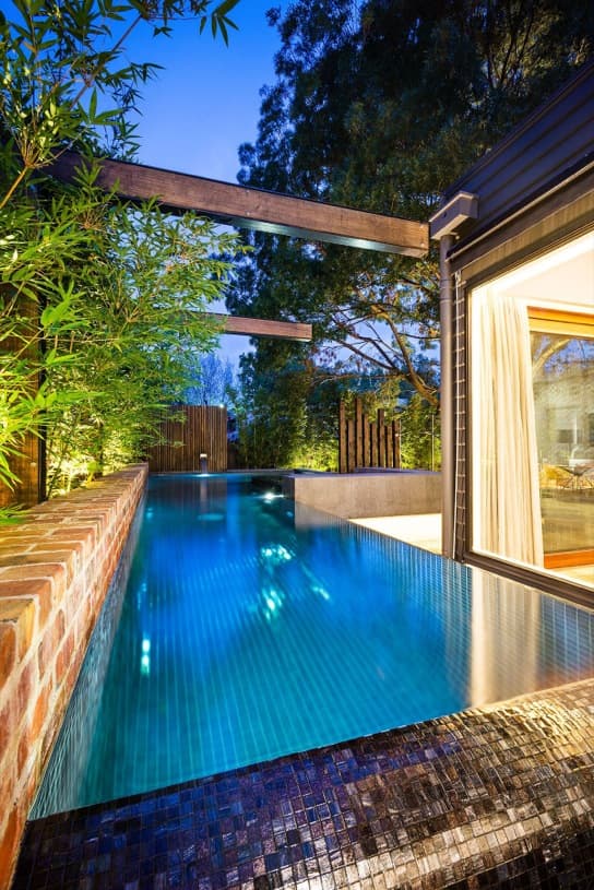 Patio trasero con piscina y barbacoa en una casa de Melbourne