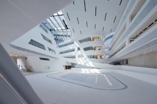 interior-vestibulo-Biblioteca-Centro-Aprendizaje-Zaha-Hadid