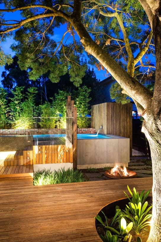 Patio trasero con piscina y barbacoa en una casa de Melbourne