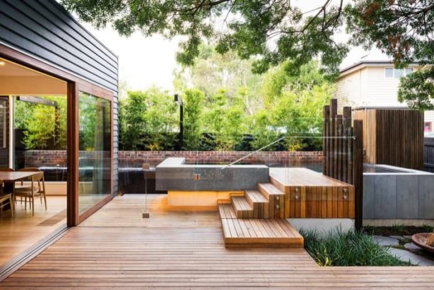 Patio trasero con piscina y barbacoa en una casa de Melbourne
