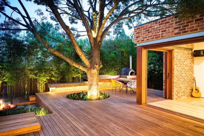 Patio trasero con piscina y barbacoa en una casa de Melbourne