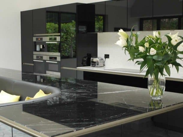 muebles de cocina negros con isla