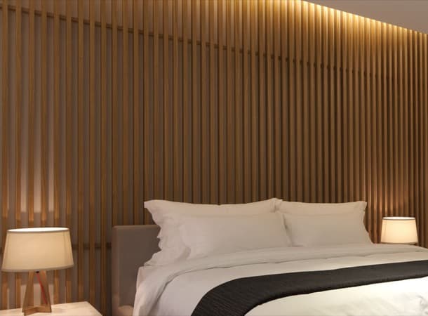 Cabecero de cama con listones de madera, para una habitación de hotel
