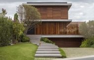 Casa Bravos: con fachada de hormigón y madera
