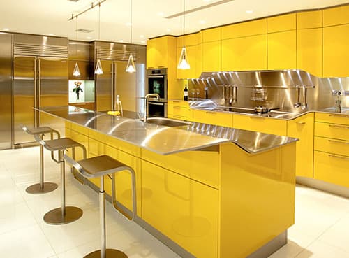 moderna cocina italiana en color amarillo
