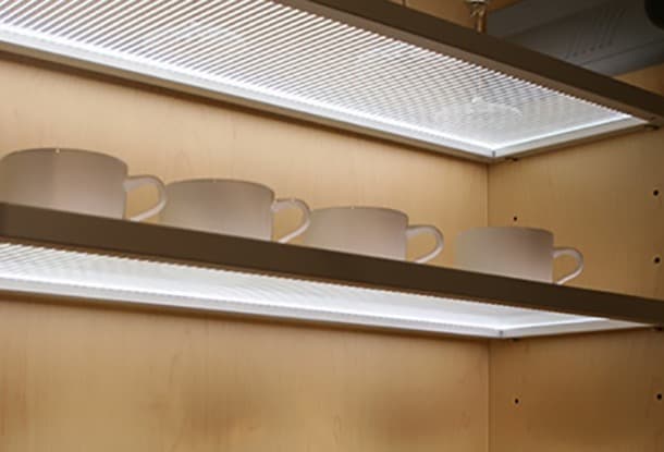 estanterias con panel de aluminio y vidrio Eluma