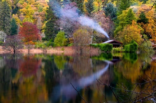 cabana en lago, con humo de chimenea