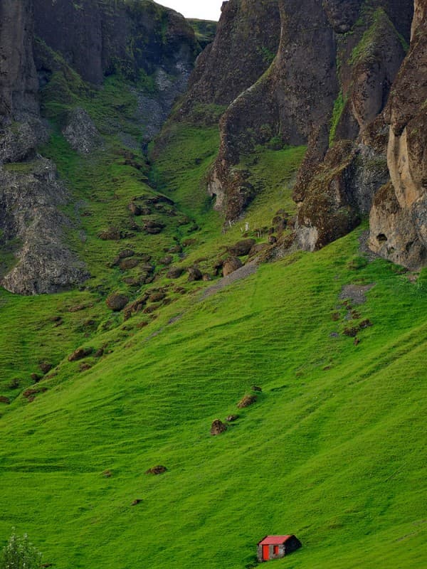 paisaje islandés con casa en una ladera