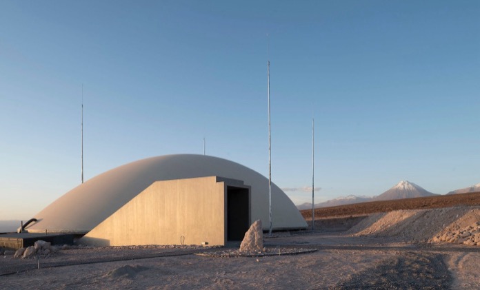 acceso hormigón a pabellon semienterrado en Atacama