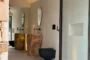 baño con lavabo piedra Glass Tree