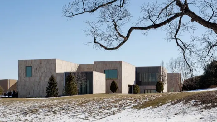 Fachada de museo en piedra arenisca con volúmenes escalonados en Penn State